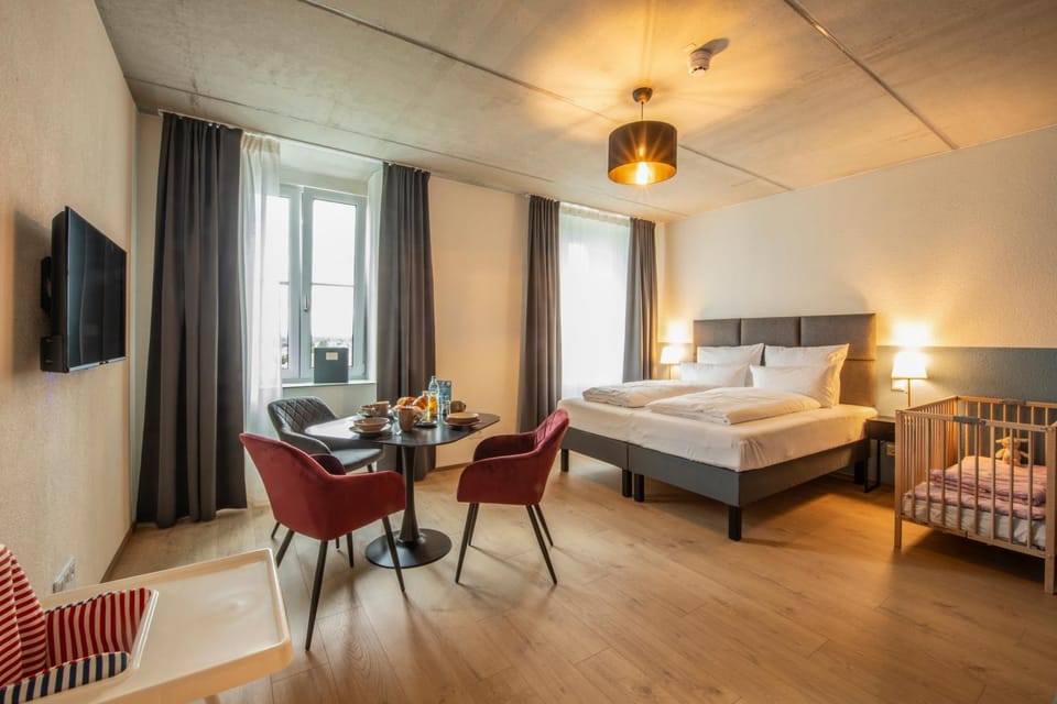 Bed, TV and multimedia, Photo of the whole room, Seating area, Dining area, Bedroom, cot