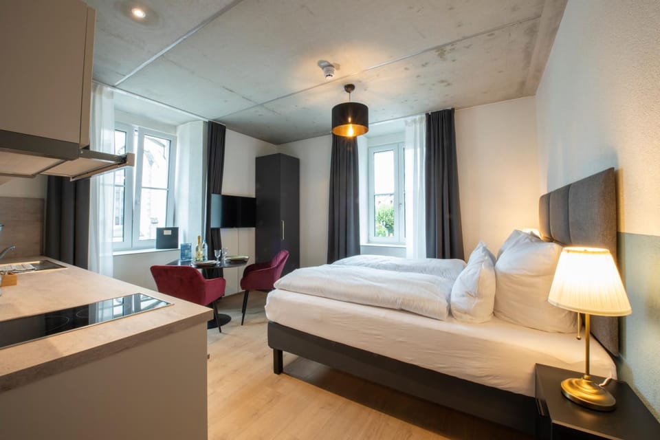 Bed, TV and multimedia, Kitchen or kitchenette, Photo of the whole room, Seating area, Bedroom