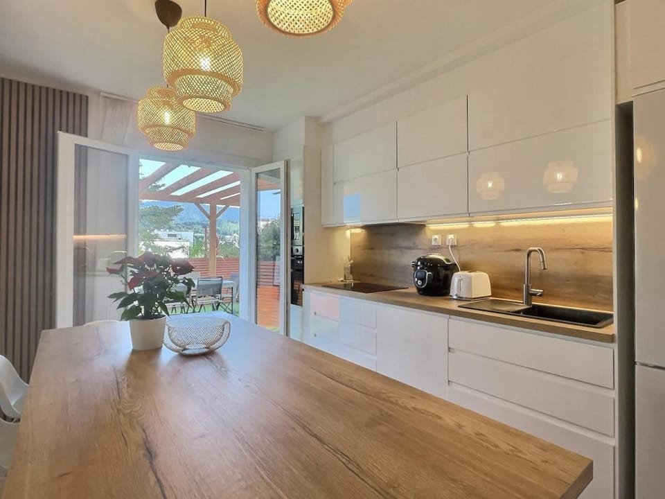 Kitchen or kitchenette, Dining area, pet friendly, stove