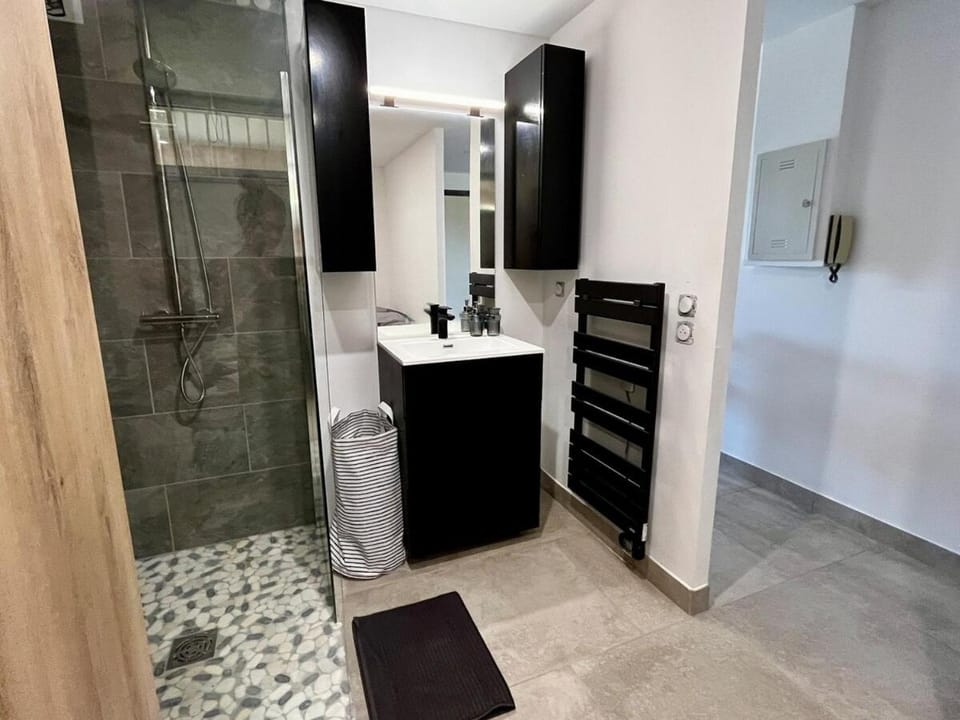 Shower, Bathroom, towels