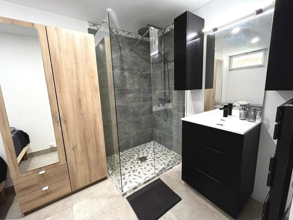 Shower, Bathroom, towels