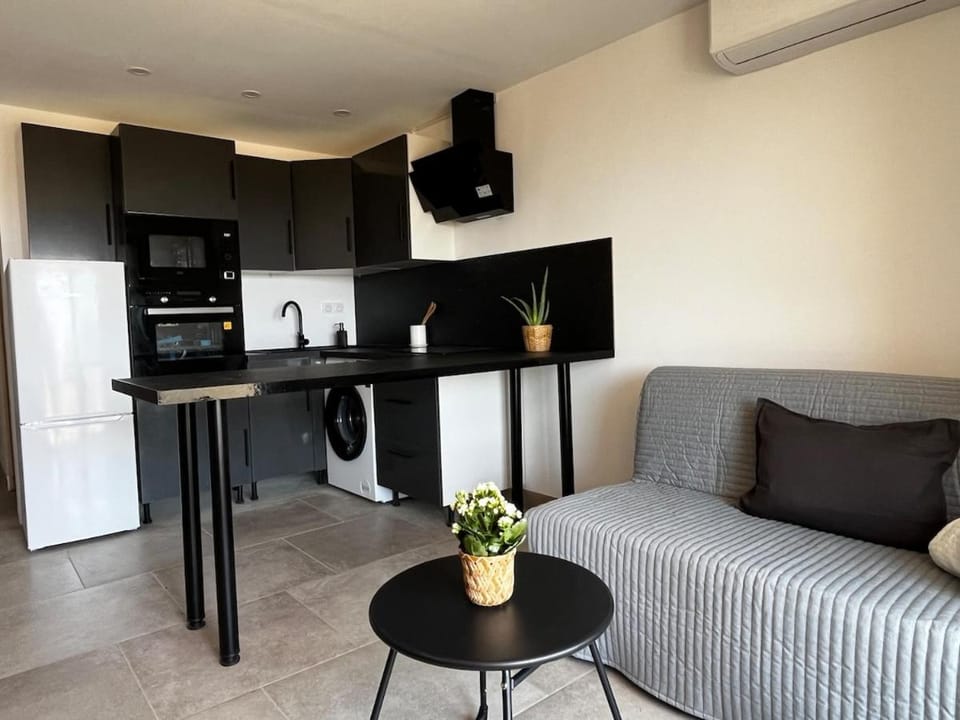 Dining area, oven, pet friendly, stove, washing machine