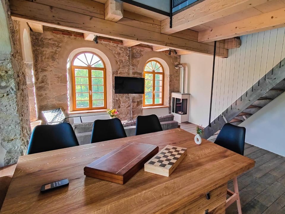 TV and multimedia, Living room, Photo of the whole room, Seating area, Dining area, fireplace
