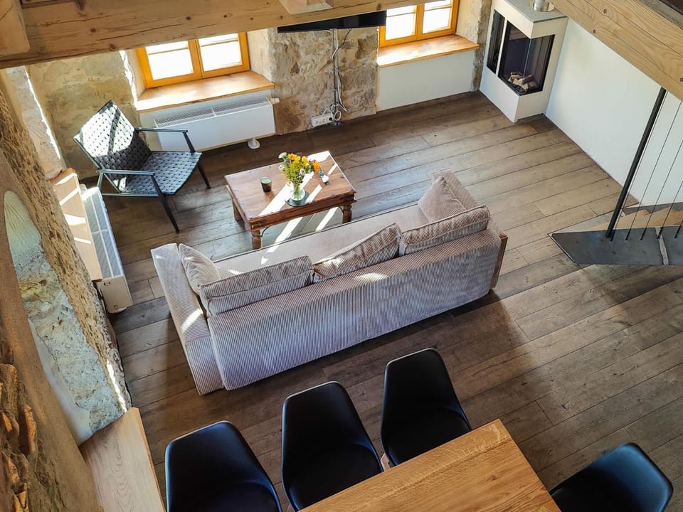 TV and multimedia, Living room, Seating area, Dining area, fireplace