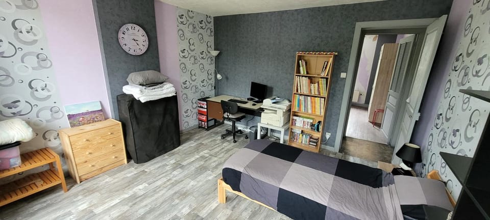 Bed, Library, Photo of the whole room, Seating area