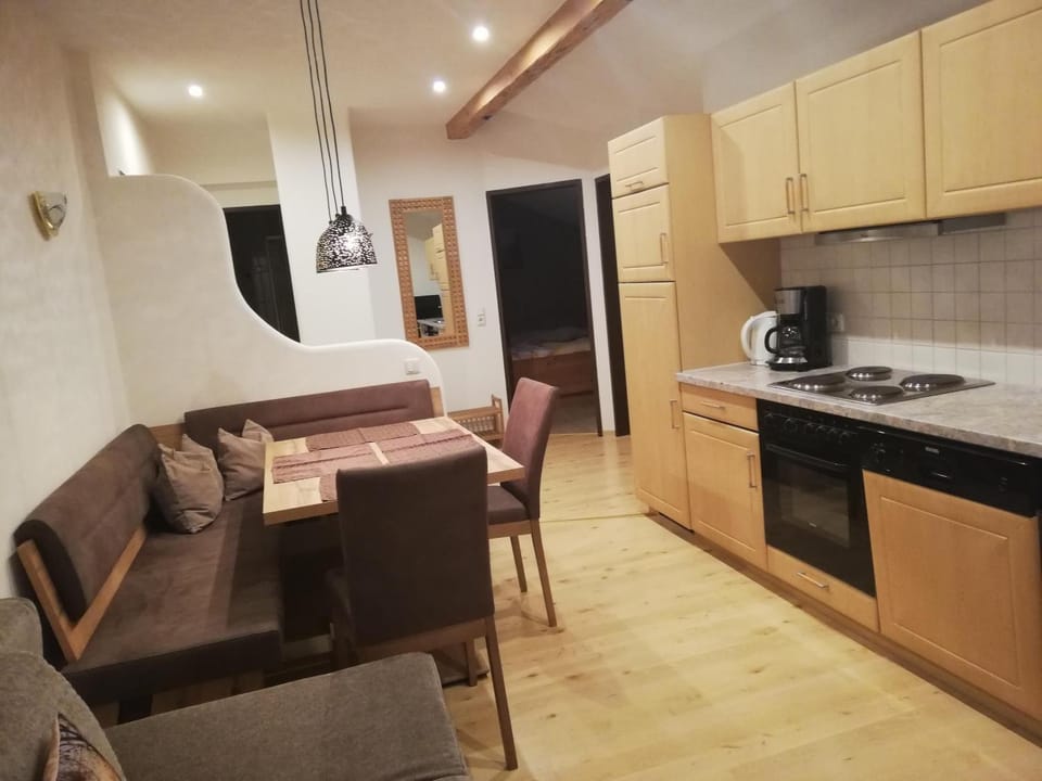 Kitchen or kitchenette, Seating area, Dining area, pet friendly, stove