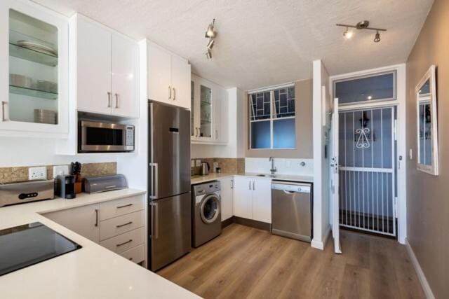 Kitchen or kitchenette, dishwasher, oven, stove, toaster, washing machine