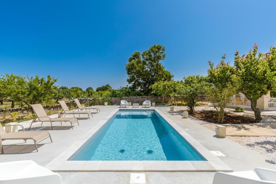 Swimming pool, sunbed