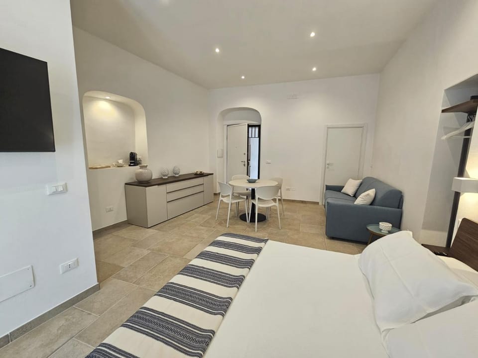 Bed, TV and multimedia, Seating area, Dining area