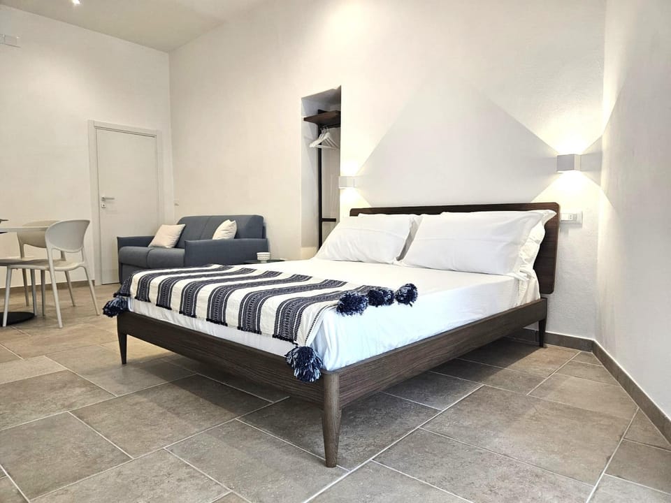 Bed, Seating area, wardrobe