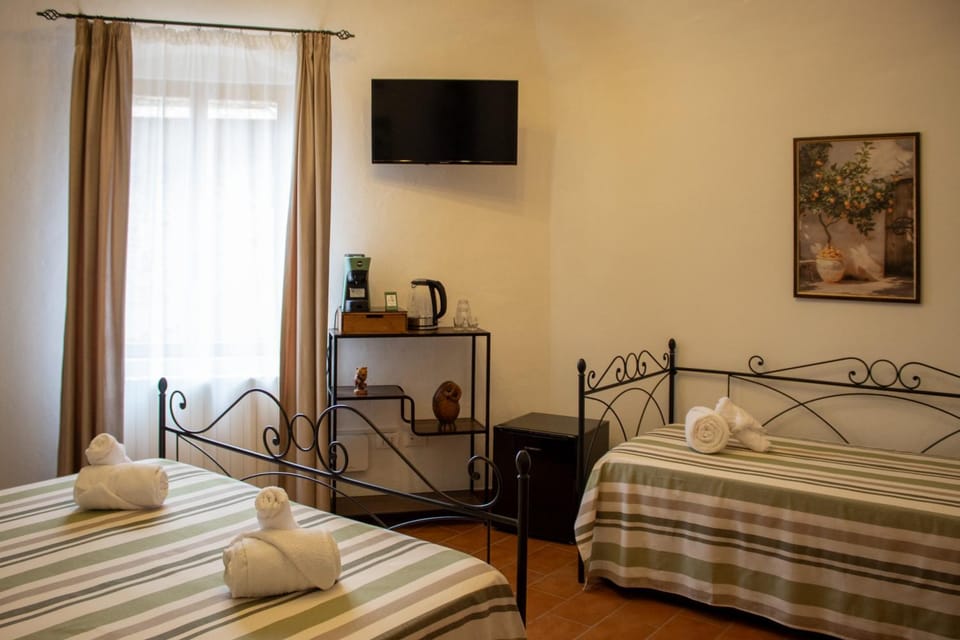 Bed, TV and multimedia, Photo of the whole room, Bedroom, towels