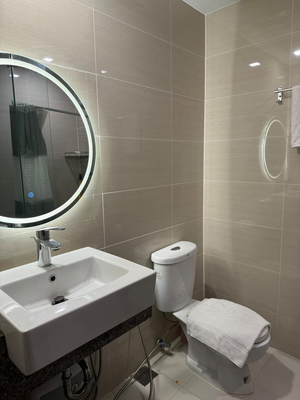 Modern Nordic 1BR Big Queen Bed Uptown BGC Apartment in Makati