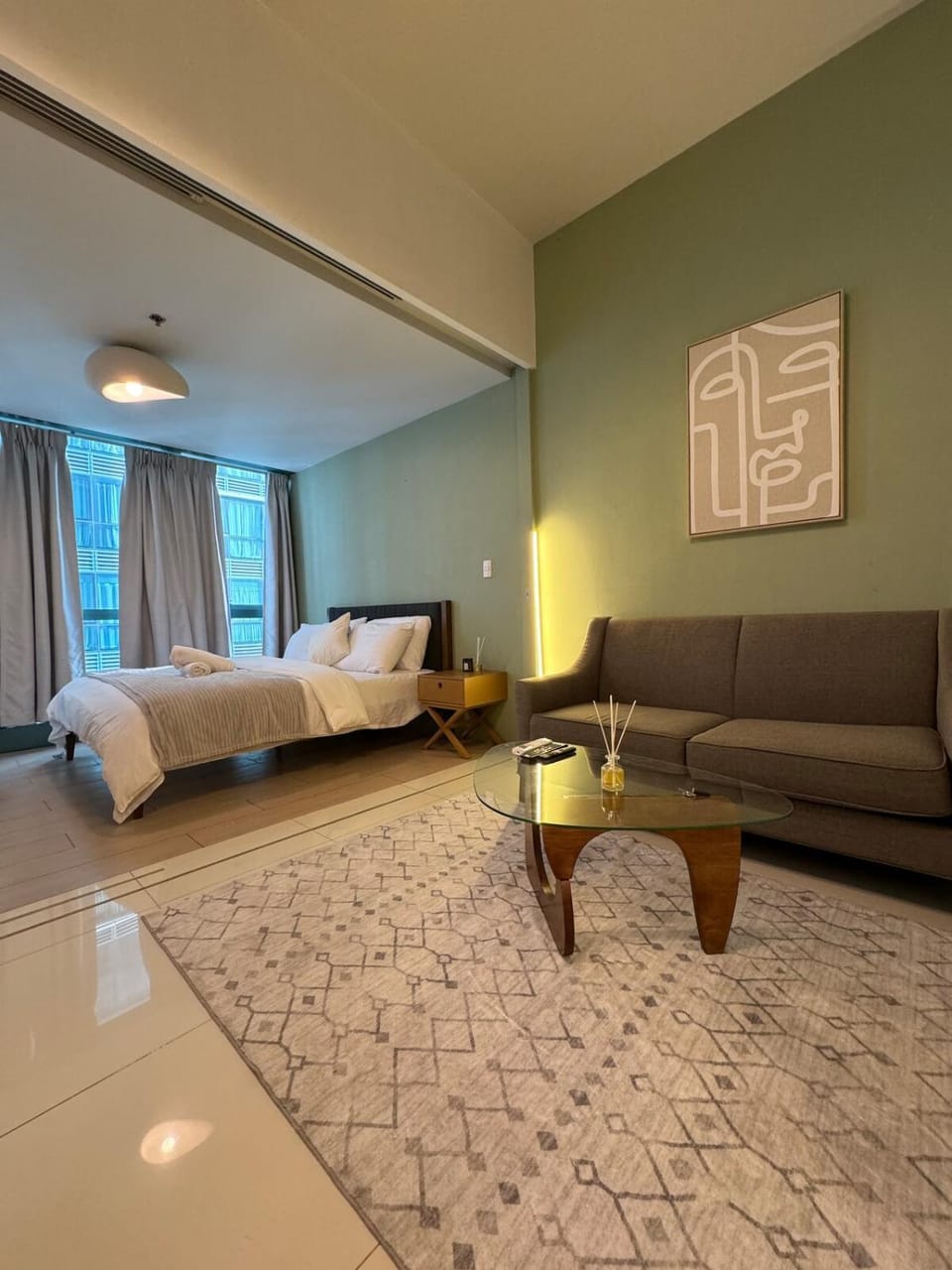 Modern Nordic 1BR Big Queen Bed Uptown BGC Apartment in Makati