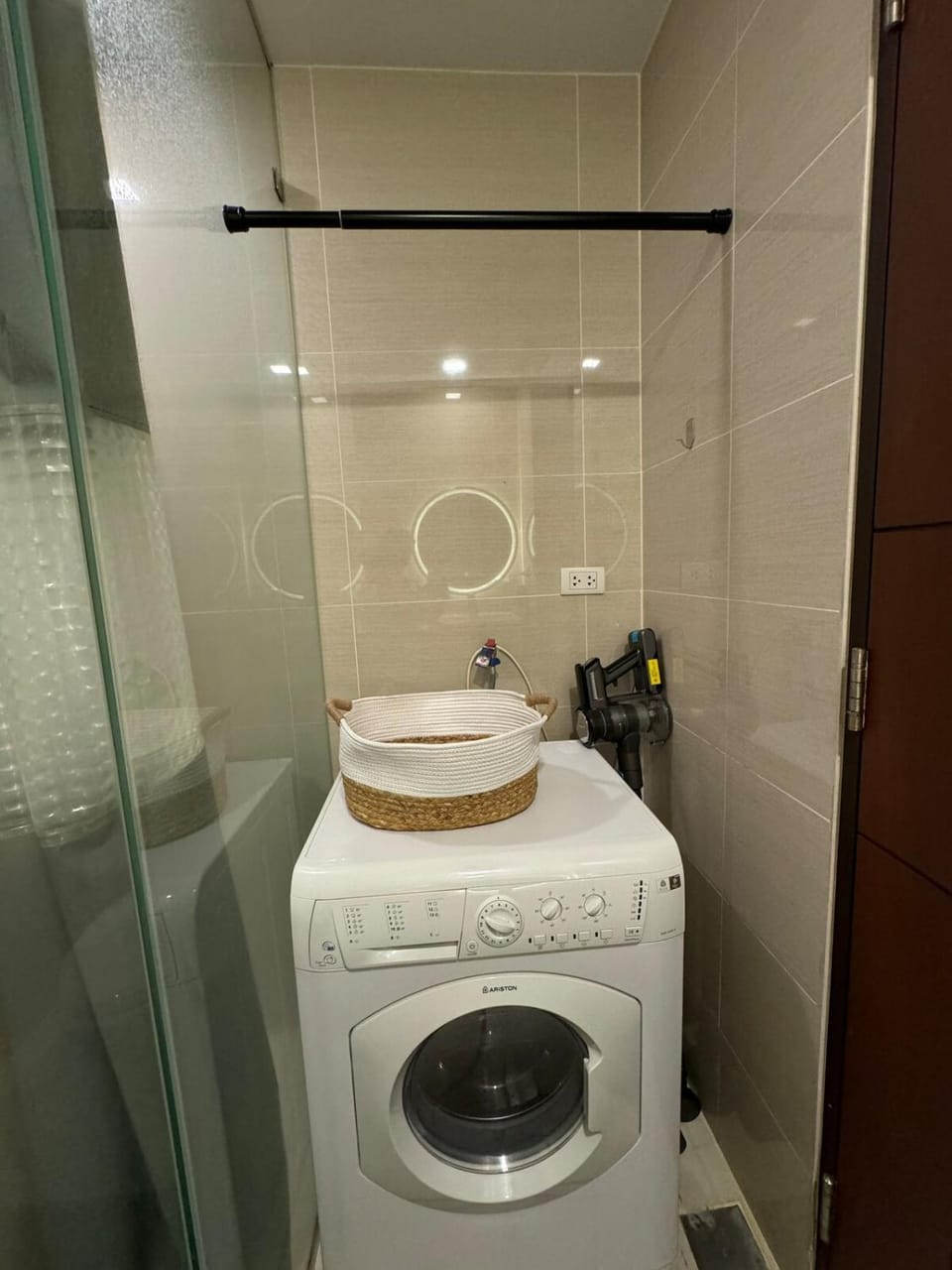 Modern Nordic 1BR Big Queen Bed Uptown BGC Apartment in Makati