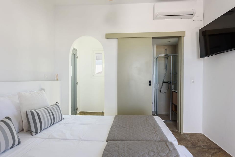 Bed, TV and multimedia, Bedroom