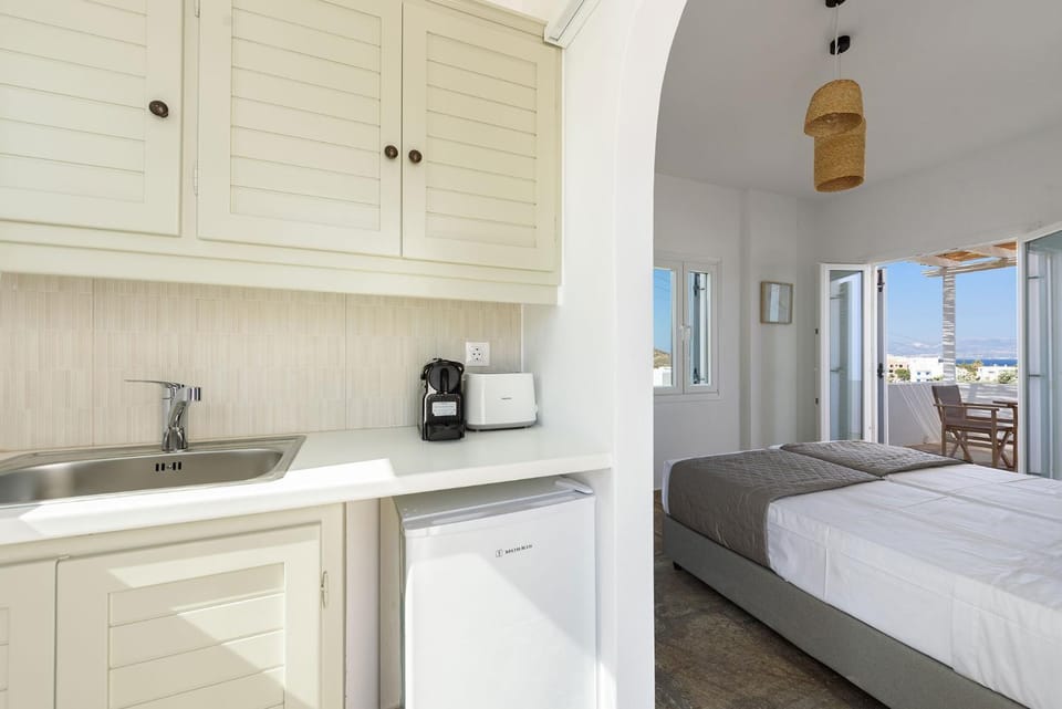 Bed, Kitchen or kitchenette, Bedroom, stove, toaster
