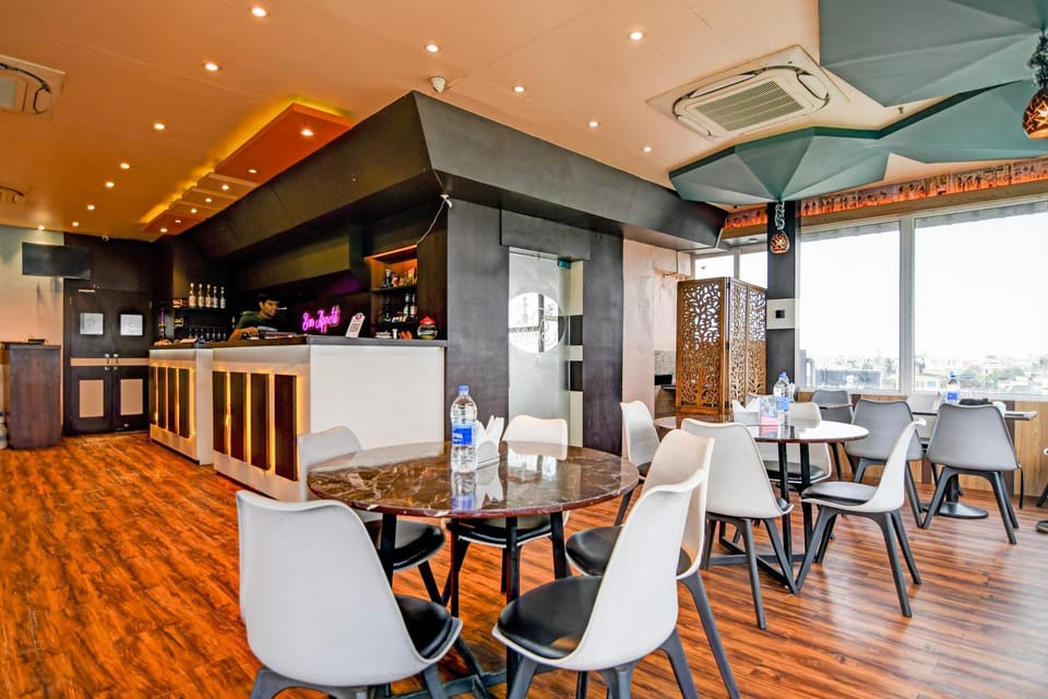 Restaurant/places to eat, Restaurant/places to eat, Living room, Lounge or bar, Lounge or bar, Banquet/Function facilities, Seating area