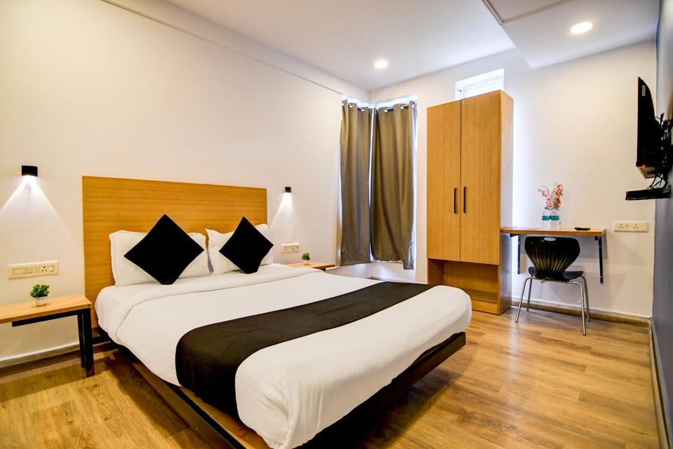 Bed, TV and multimedia, Photo of the whole room, Bedroom, wardrobe
