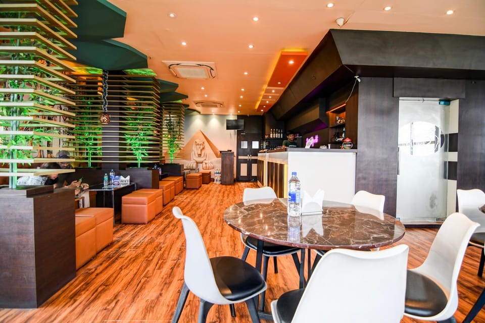 Restaurant/places to eat, Restaurant/places to eat, Balcony/Terrace, Lounge or bar, Seating area