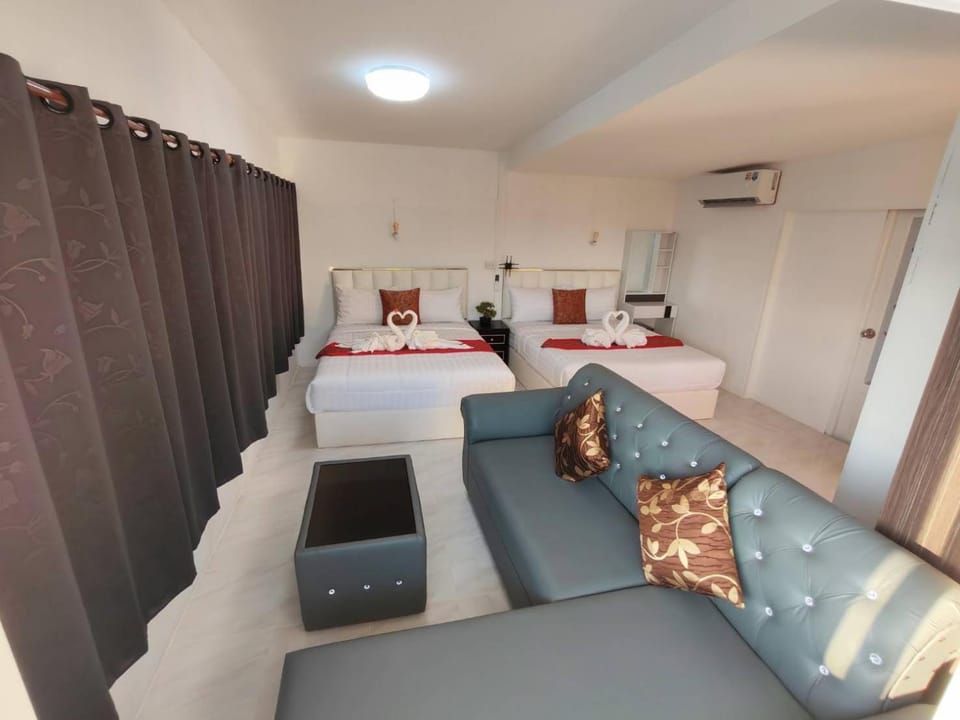 Bed, Living room, Photo of the whole room, Seating area, Bedroom, air conditioner
