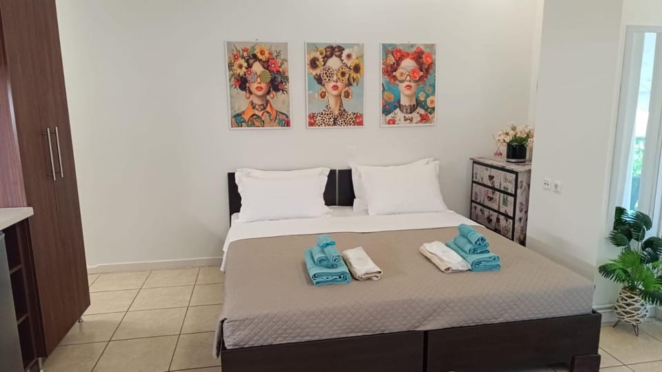 Bed, Photo of the whole room, towels