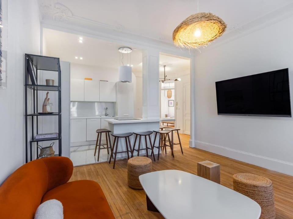 TV and multimedia, Kitchen or kitchenette, Living room, Dining area, oven