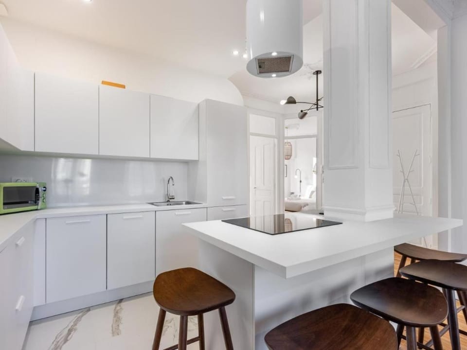 Dining area, dishwasher, oven, stove, toaster