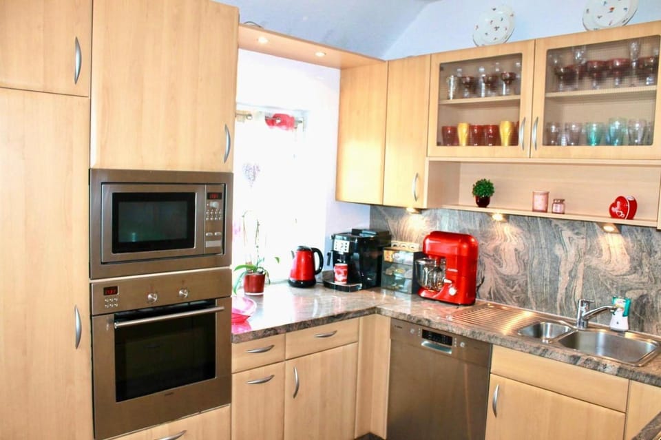 Coffee/tea facilities, Kitchen or kitchenette, dishwasher, oven, stove, toaster