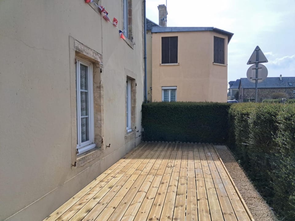 Les continents maison spacieuse 4 belles chambres parking privatif terrasse à 5 mn à pied tous commerces et 20 mn plage Omaha Beach et à 15 mn de Bayeux House in Normandy
