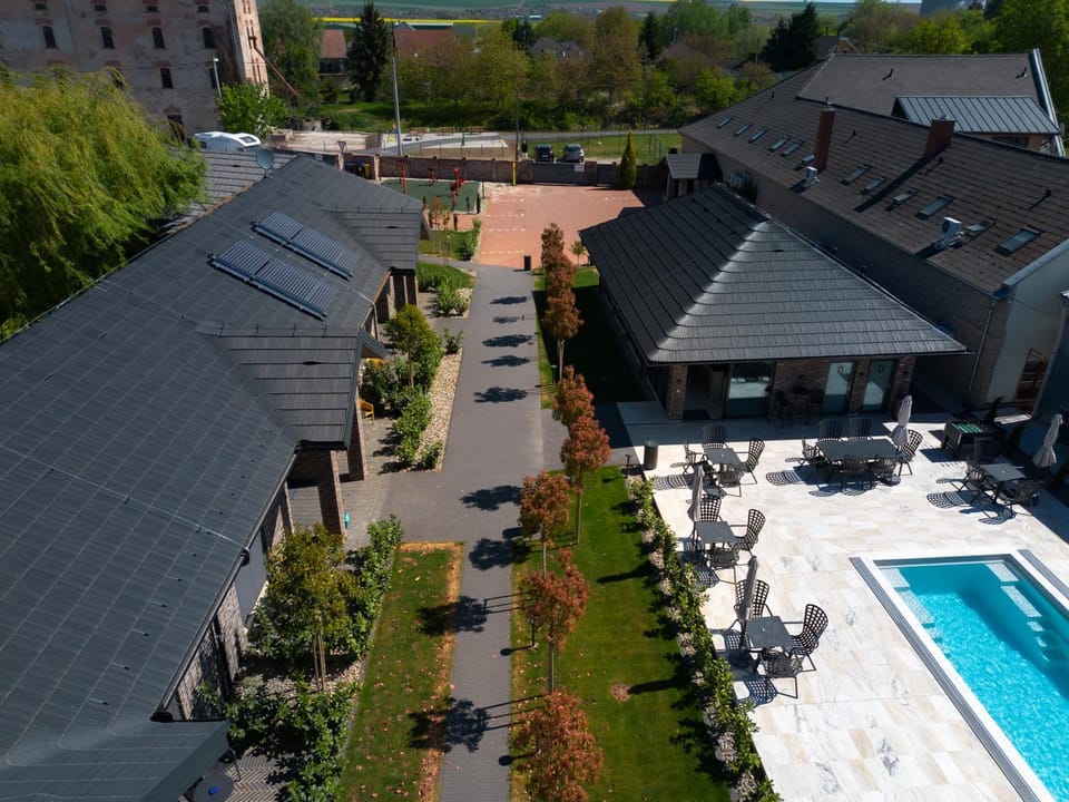 Property building, Day, Bird's eye view, Pool view, Swimming pool, Parking, sunbed