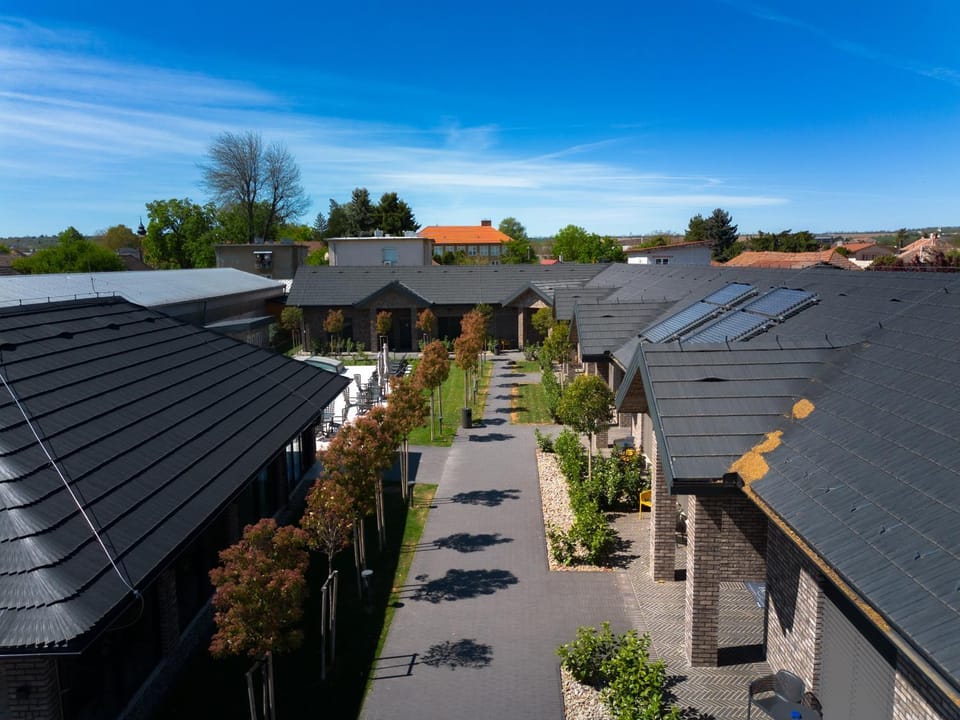 Property building, Day, Neighbourhood