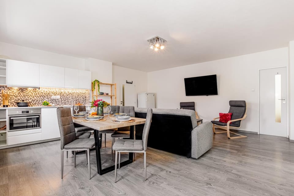 Kitchen or kitchenette, Living room, Seating area, Dining area, oven, pet friendly, stove