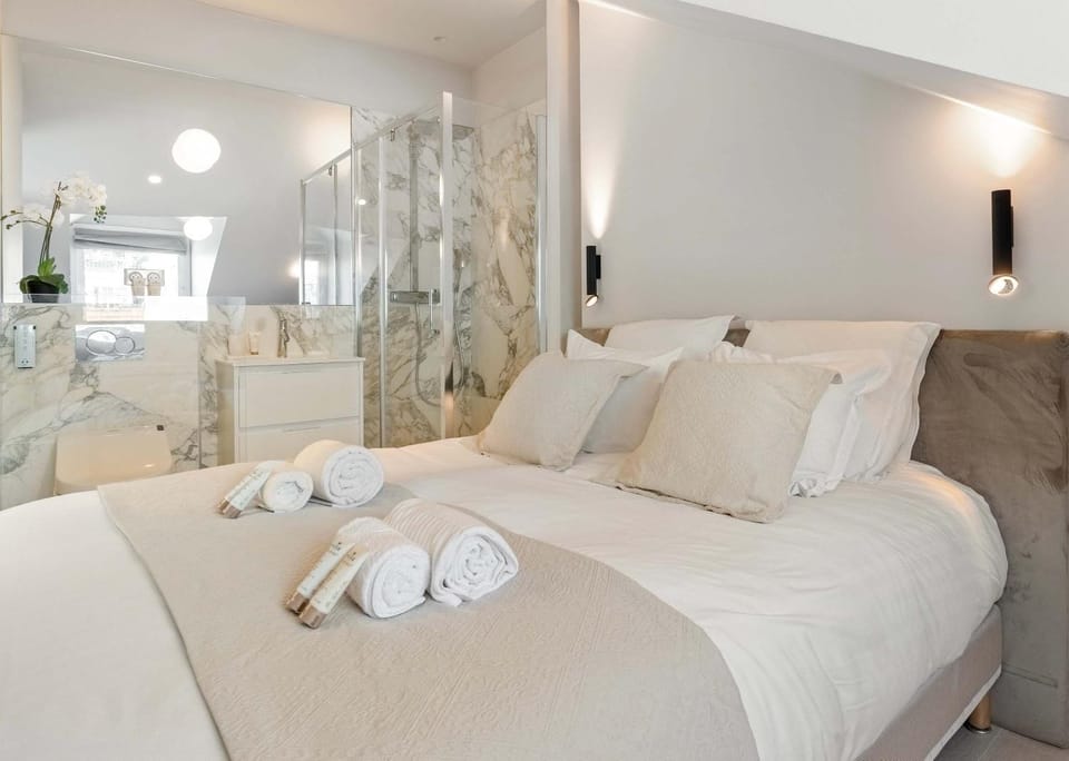 Bed, Photo of the whole room, Bedroom, towels