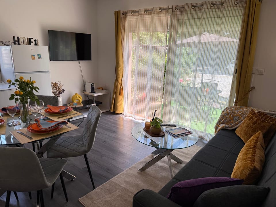 Communal lounge/ TV room, TV and multimedia, Living room, Dining area