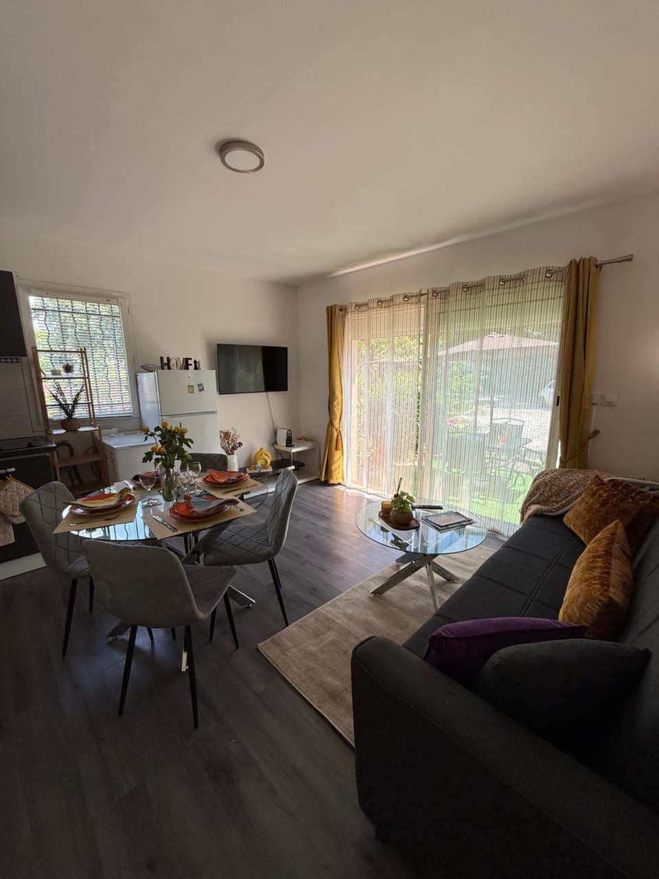 Communal lounge/ TV room, TV and multimedia, Living room, Dining area
