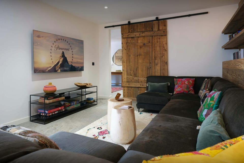 TV and multimedia, Seating area