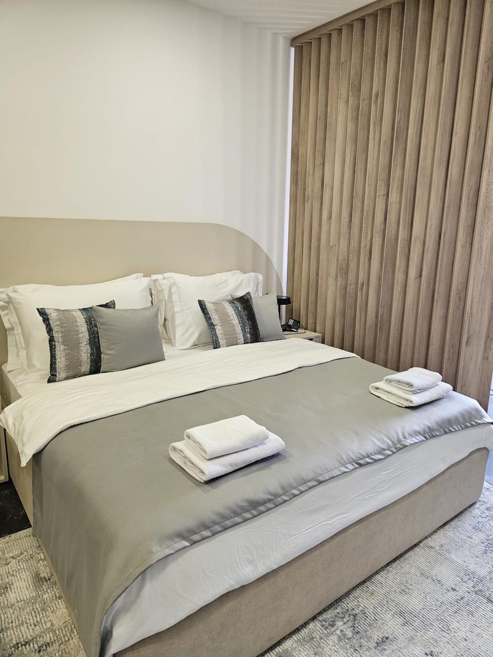 Bed, towels