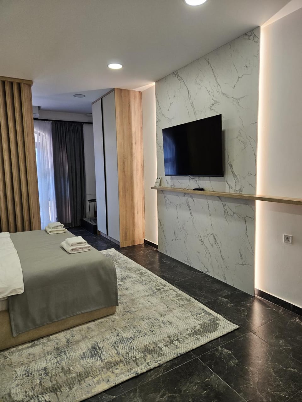 Bed, TV and multimedia, Living room, Photo of the whole room