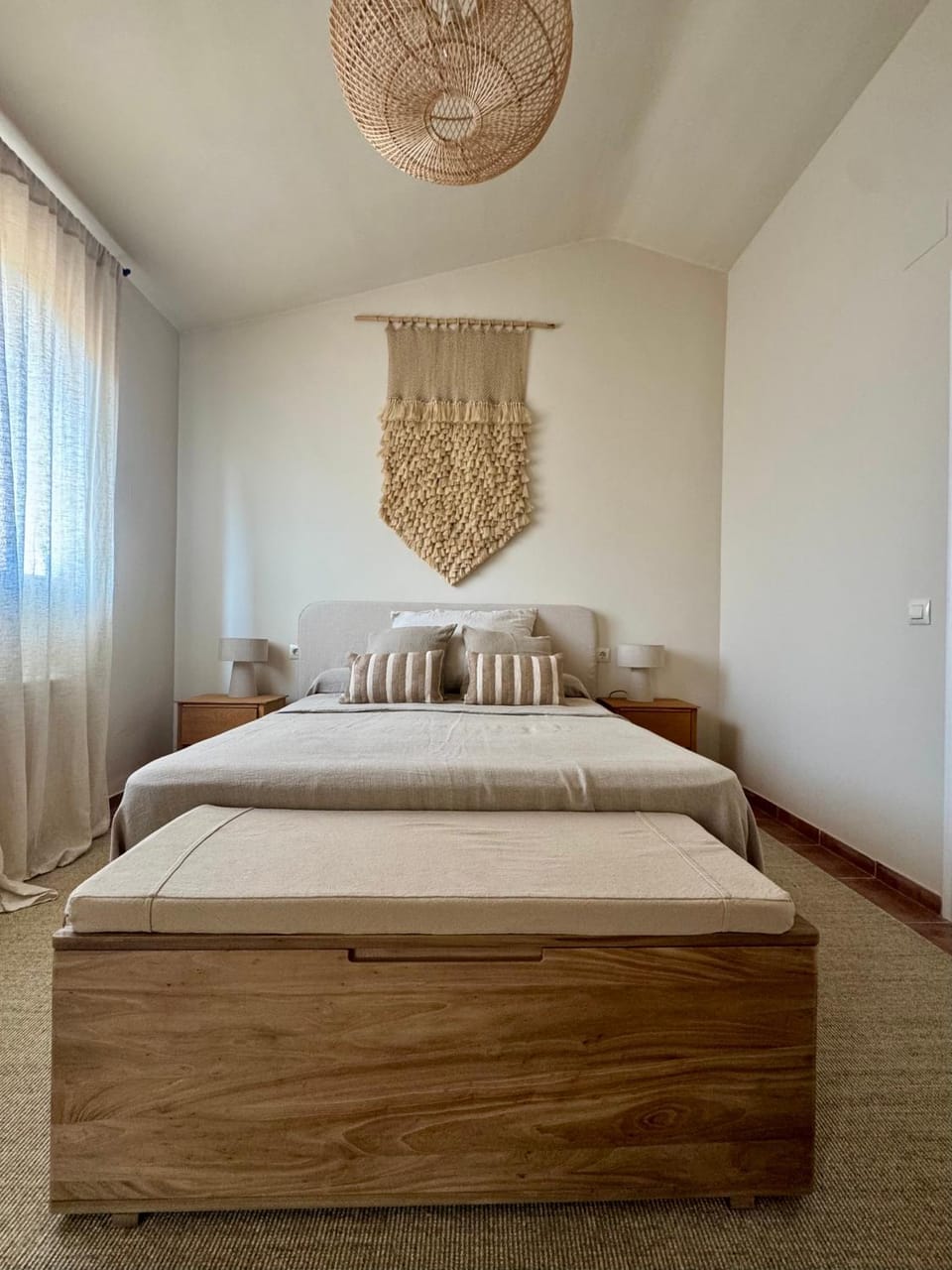 Bed, Photo of the whole room, Bedroom