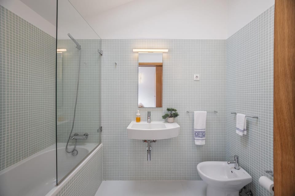 Shower, Toilet, Bathroom, towels