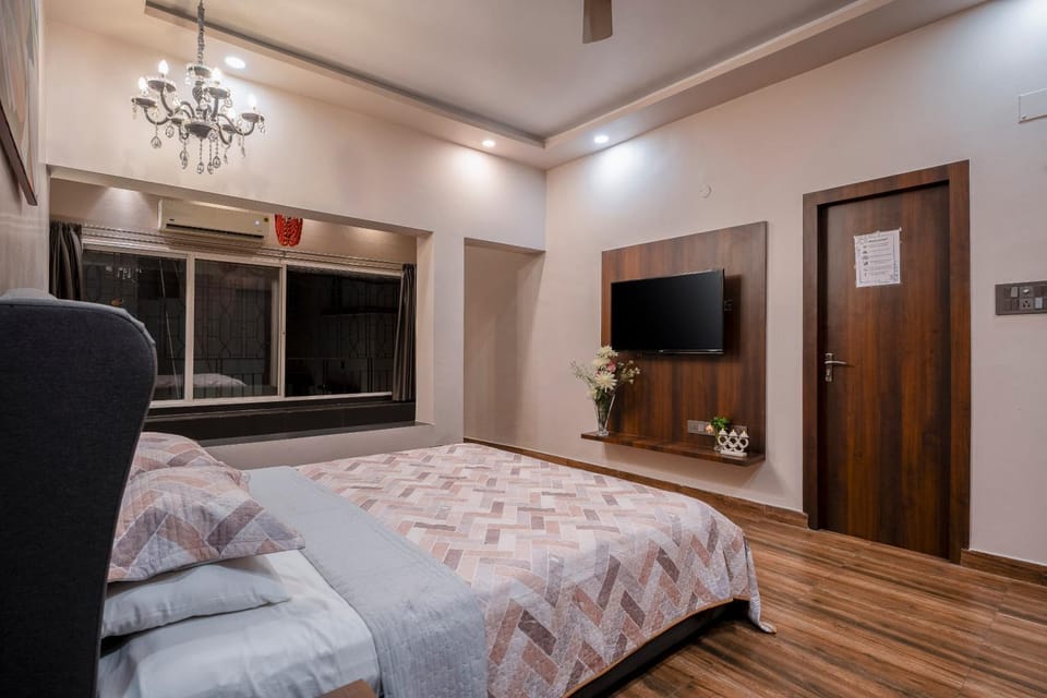 Bed, TV and multimedia, Photo of the whole room