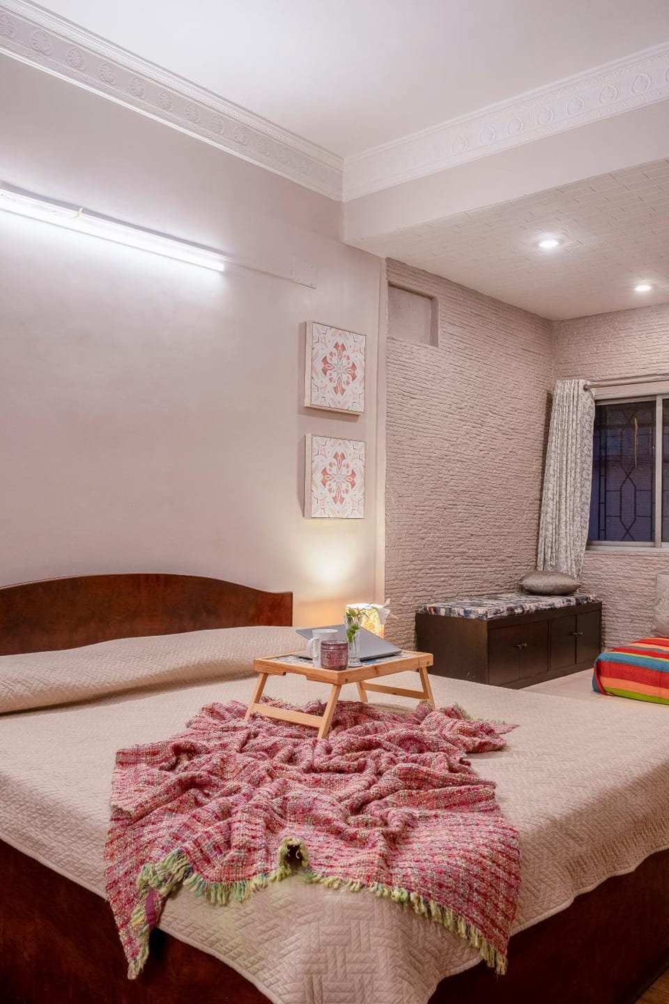 Bed, Photo of the whole room, Seating area, Bedroom