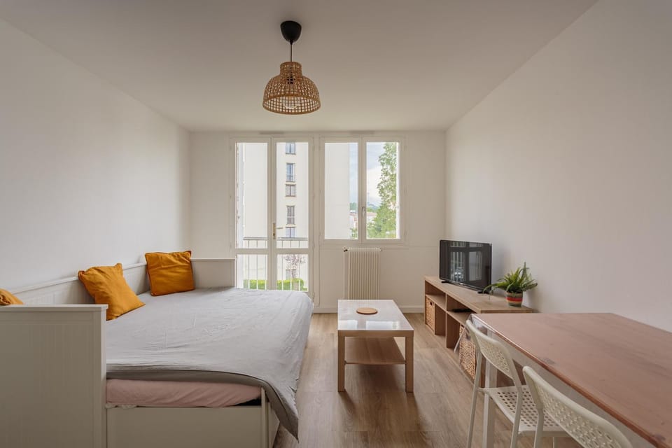 Bed, Dining area