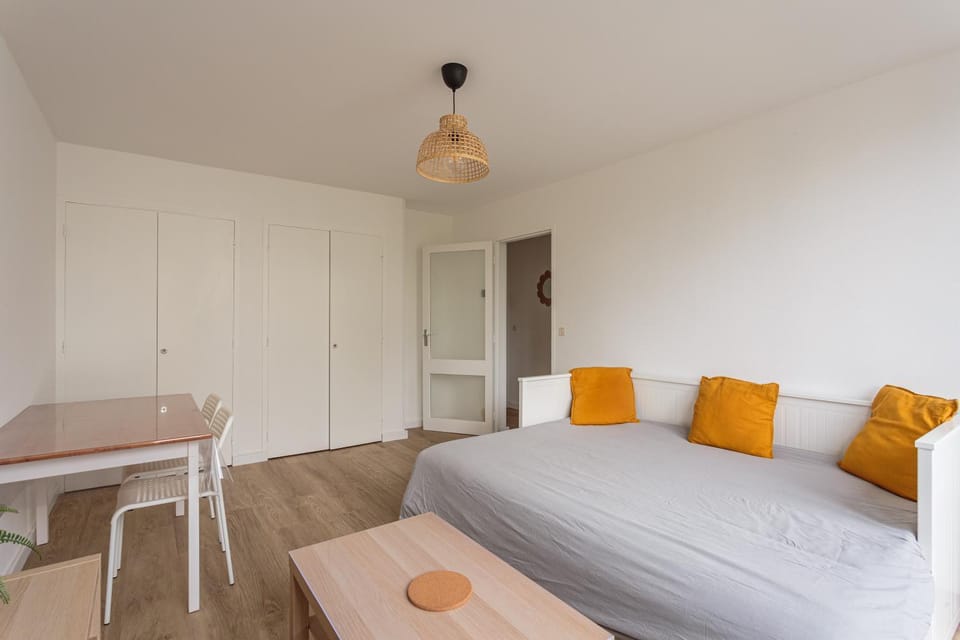 Bed, Dining area