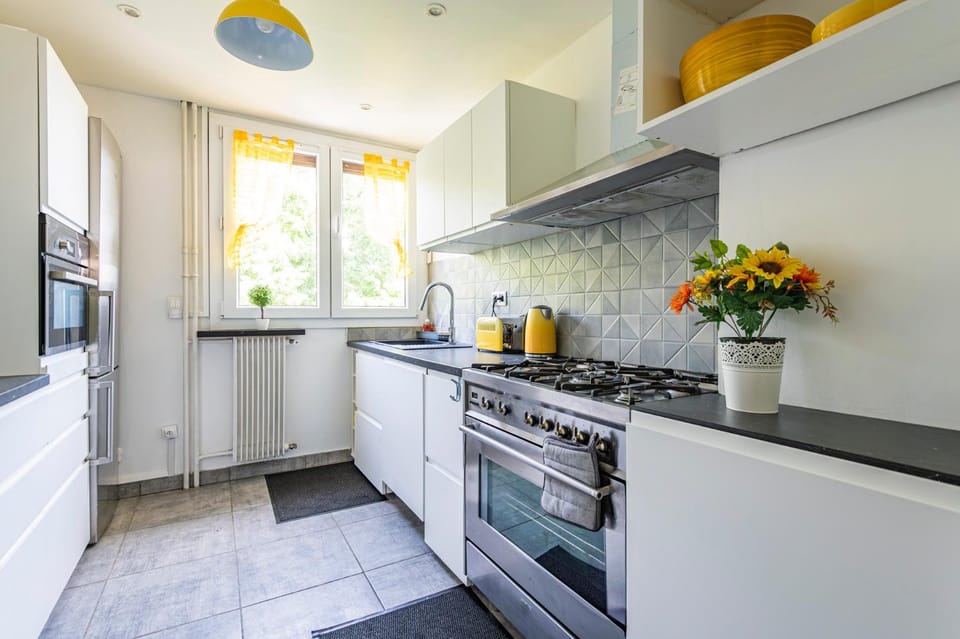 Kitchen or kitchenette, dishwasher, oven, pet friendly