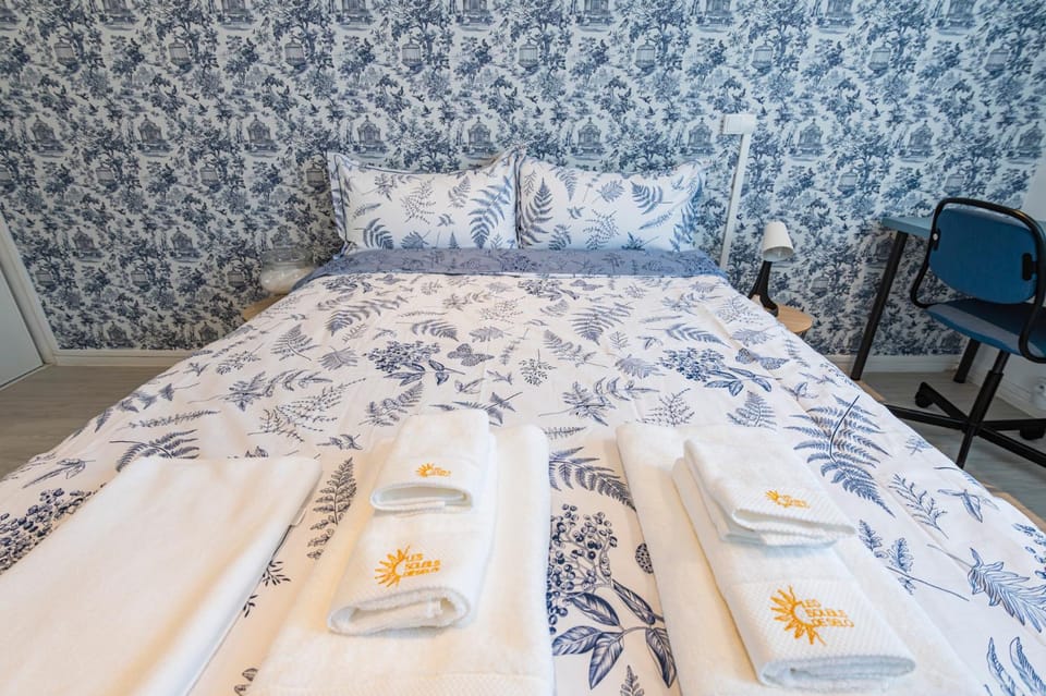 Bed, Bedroom, towels