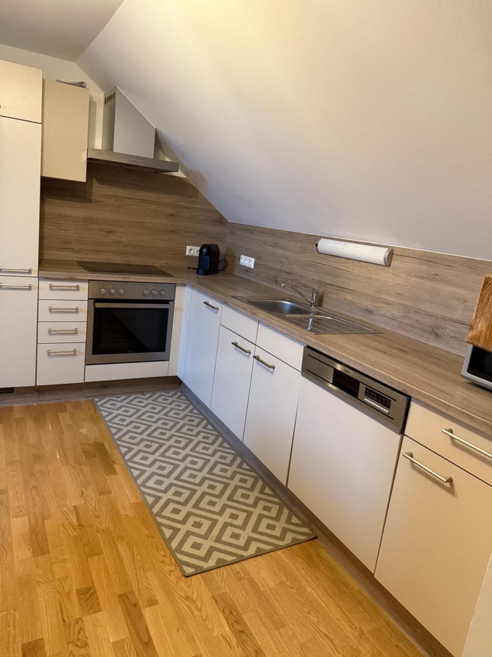 Coffee/tea facilities, Kitchen or kitchenette, dishwasher, oven, stove