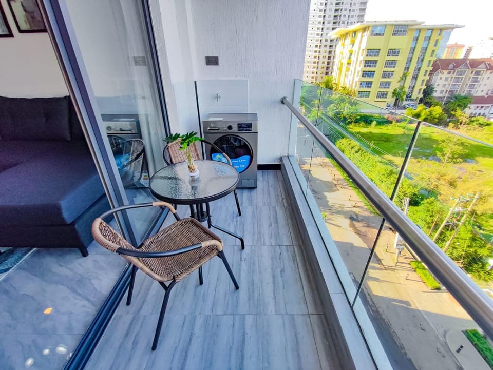lovely two bedroom apartment with fully equipped gym, swimming pool, private parking space children play area and unbeatable city views Apartment in Nairobi