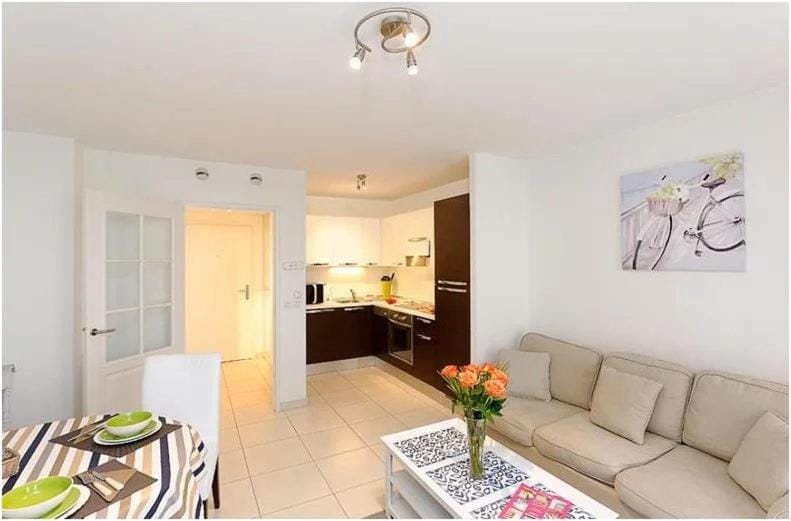 2 pièces centre ville-Balcon Apartment in Nice
