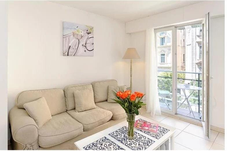 2 pièces centre ville-Balcon Apartment in Nice